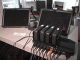 un ordinateur portable posé sur un bureau, à côté d'un autre ordinateur portable