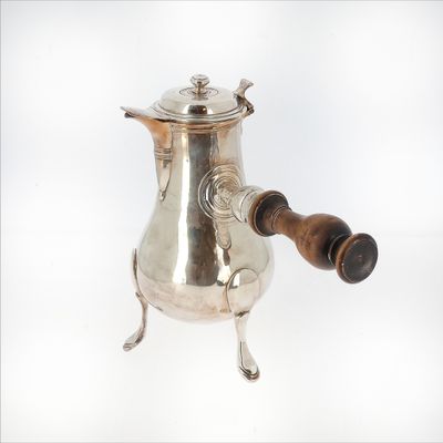 GRANDE CHOCOLATIÈRE En argent, le manche en bois tourné. Sur… - Photo 1