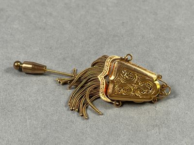 Médaillon porte-photos à pampilles, monté en épingle, le tou…