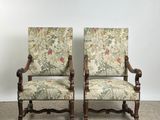 une paire de chaises anciennes recouvertes d'un tissu à motifs floraux, recouvertes d'un tissu à motifs floraux, recouvertes d'un tissu à motifs floraux, recouvertes d'un tissu à motifs floraux, recouvertes d'un tissu à motifs floraux