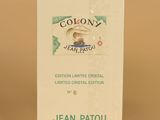 une boîte blanche sur laquelle est collée une étiquette portant l'inscription « Jean Patou »