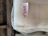 un sac de riz posé sur une table en bois