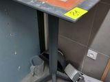 une petite table sur laquelle se trouve une tasse, dans une pièce