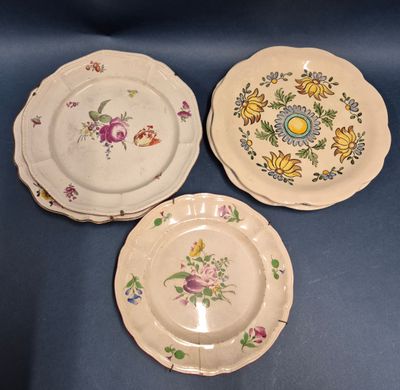 Ensemble de cinq assiettes décoratives en faïence de l'Est, …