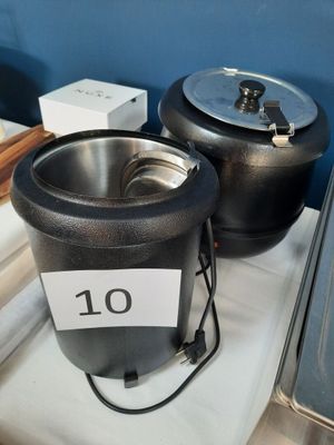 beaucoup de casseroles et de poêles posées sur une table