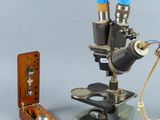 un microscope et un téléphone portable posés l'un à côté de l'autre