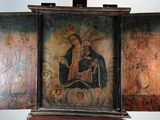 une image représentant un tableau de la Vierge Marie et de l'Enfant Jésus dans un cadre en bois