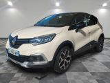 une voiture blanche garée dans une pièce au sol en damier