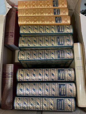 beaucoup de livres dans une boîte posée sur le sol