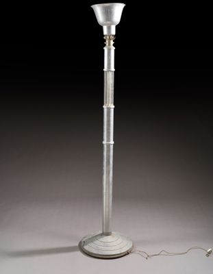 l'image d'une lampe posée sur une table