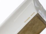 un gros plan sur un vase blanc et doré