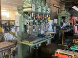 une machine placée au milieu d'une pièce