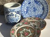 trois assiettes et une tasse posées sur une table