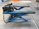 une paire de ciseaux bleus posée sur une table bleue