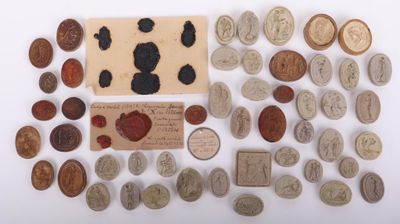 un assortiment de vieilles pièces et de timbres sur un fond blanc