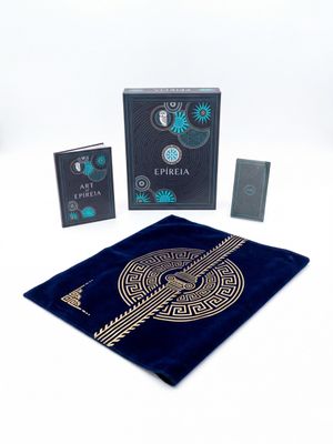 une image représentant un jeu de trois cartes à jouer dans une pochette en velours bleu