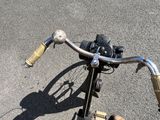 un vélo garé dans la rue, au soleil