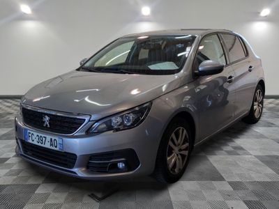 la voiture argentée est garée dans le garage sur le sol en damier