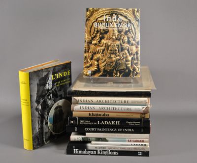 plusieurs livres sont empilés sur une table