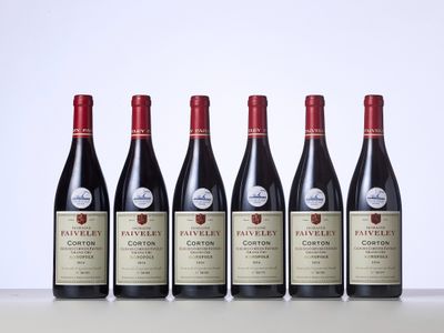 cinq bouteilles de vin rouge alignées les unes à côté des autres