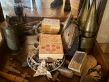 une vitrine remplie d'objets anciens posée sur une table en bois