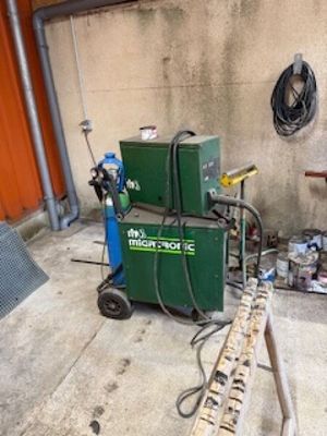 une machine verte qui se trouve dans un garage