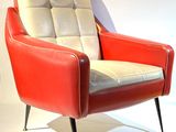 une chaise rouge et blanche aux pieds noirs