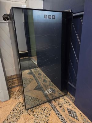 un miroir au milieu d'une salle de bains aux murs bleus