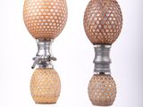 deux vases empilés l'un sur l'autre sur une surface blanche