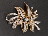 une image représentant une broche sertie de diamants sur un fond noir