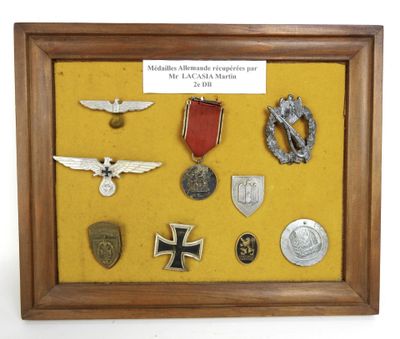 une photo d'un cadre-vitrine contenant de nombreux insignes