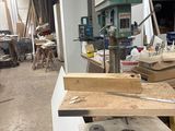 une machine posée sur une table dans un atelier