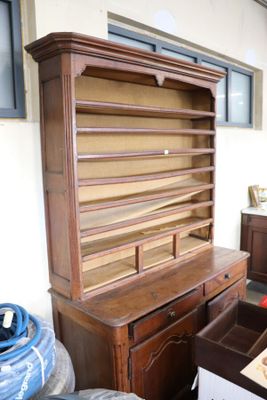 une grande armoire en bois à tiroirs dans une pièce