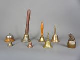 tout un tas de clochettes posées sur une table