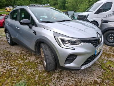 une voiture argentée garée sur un parking à côté d'autres voitures