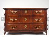 une commode ancienne avec des poignées et des boutons en laiton