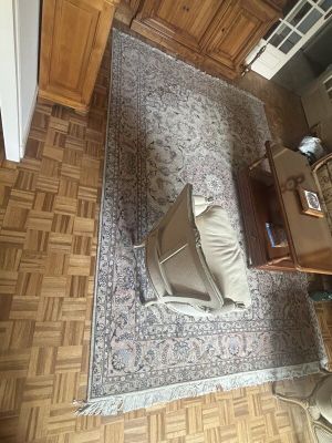 un salon avec un canapé et une chaise