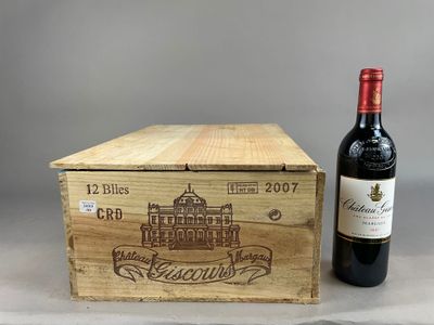 une boîte en bois avec une bouteille de vin à côté