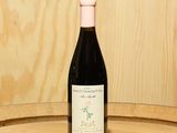 une bouteille de vin posée sur un tonneau