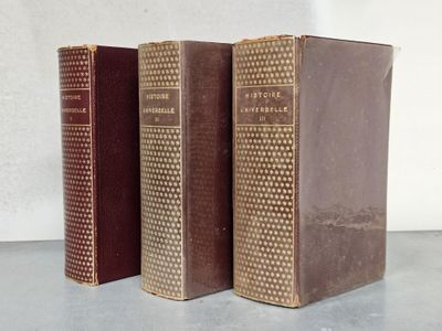 trois livres posés sur une table l'un à côté de l'autre