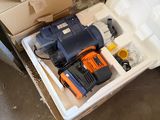 une boîte contenant une perceuse et d'autres outils