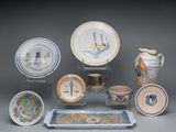 une grande variété d'assiettes et de bols décoratifs exposés