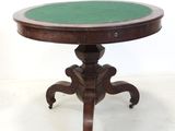 une image représentant une table au plateau vert