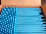 une boîte en carton contenant un tas de bâtonnets bleus
