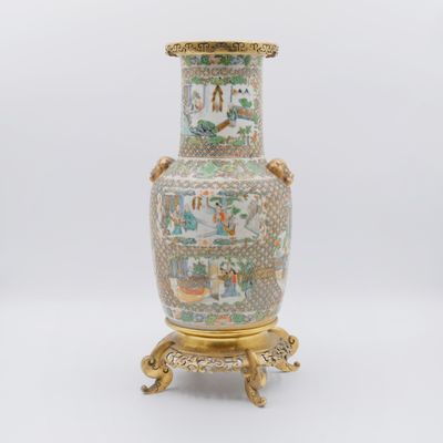 une image représentant un vase posé sur un socle doré, sur fond blanc