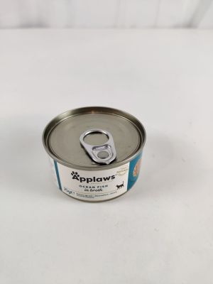une boîte de nourriture pour chien ouverte posée sur une surface blanche