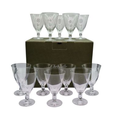 six verres à vin dans une boîte, avec une boîte de verres à vin en arrière-plan