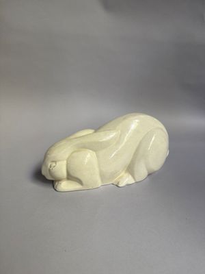 figurine en porcelaine représentant un lapin blanc sur fond gris