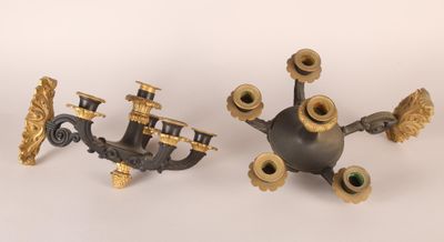 paire de bougeoirs anciens en laiton avec des yeux en verre vert