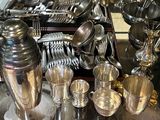 une collection d'argenterie exposée dans une vitrine